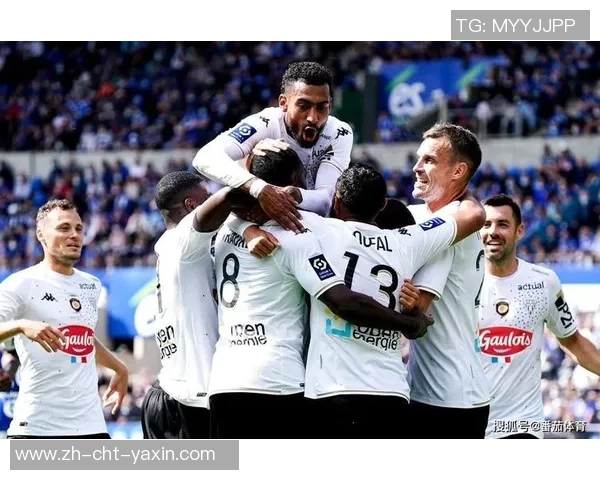 安格斯与里昂的精彩对决揭示足球战术与团队合作的深刻内涵